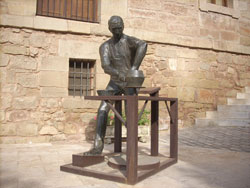 Navarrete, pueblo con aspecto de plaza fuerte medieval. Famoso por su alfarería