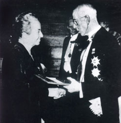 Gabriela Mistral recibiendo el premio Nobel.